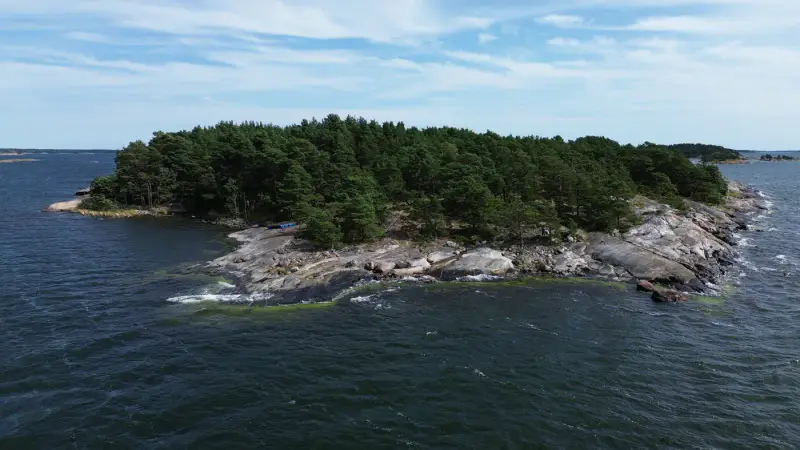 Demi-île ~3,65 ha + cabane 16 m² (1994) + sauna, mer — Brännlandet / Nauvo — 2