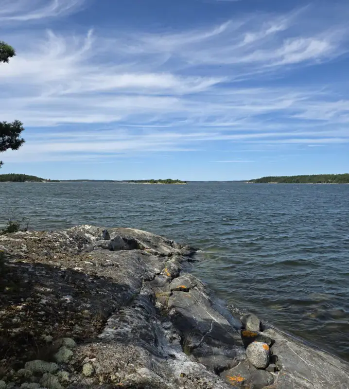 Demi-île ~3,65 ha + cabane 16 m² (1994) + sauna, mer — Brännlandet / Nauvo — 17