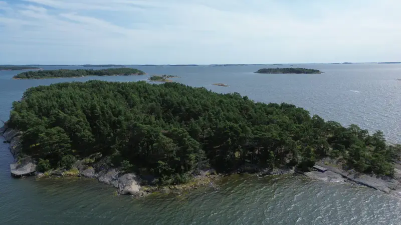 Demi-île ~3,65 ha + cabane 16 m² (1994) + sauna, mer — Brännlandet / Nauvo — 3