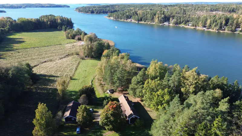 Ancien torp ensemble ~89 m² (rénové 1990-91) + sauna de rive, 1,75 ha rive mer et prés — Parainen / Pargas — 2