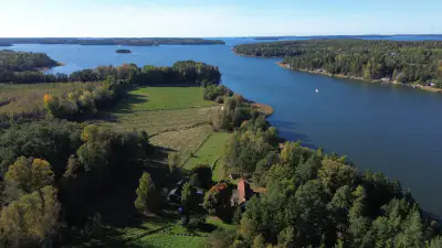 Ancien torp ensemble ~89 m² (rénové 1990-91) + sauna de rive, 1,75 ha rive mer et prés — Parainen / Pargas — 1