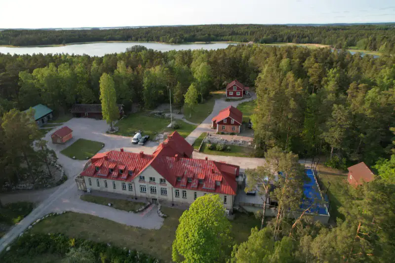 Auberge de 30 chambres avec pizzeria dans l'archipel, Nauvo — 1
