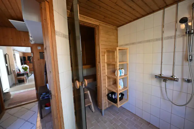 Maison bois ~100 m² (1991) + rantasauna 2018, 15 934 m², rive privée — Pello — 16