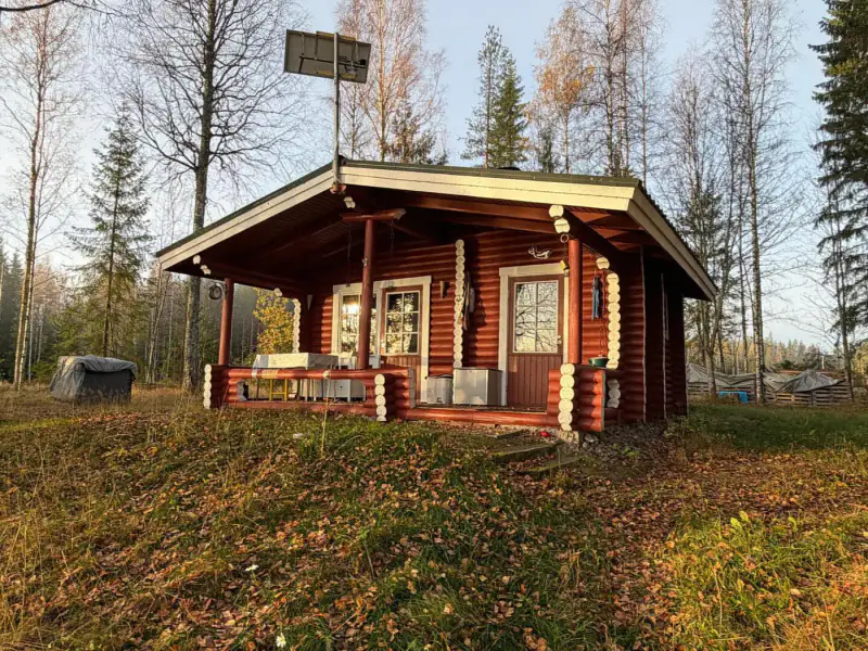 Mökki hirsi ~25 m² (1985) + sauna 1996, 2 000 m² et ~40 m de rive — Pieni-Kaislanen / Pieksämäki — 2