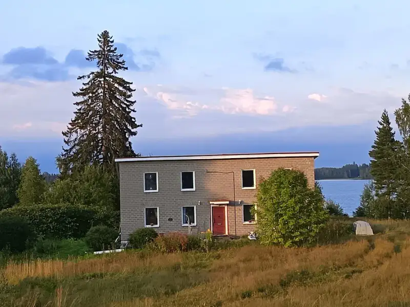 Maison funkis ~140 m² (1937) + écurie, 8,2 ha (~350 m rive), Suontee — Jäppilä / Pieksämäki — 1