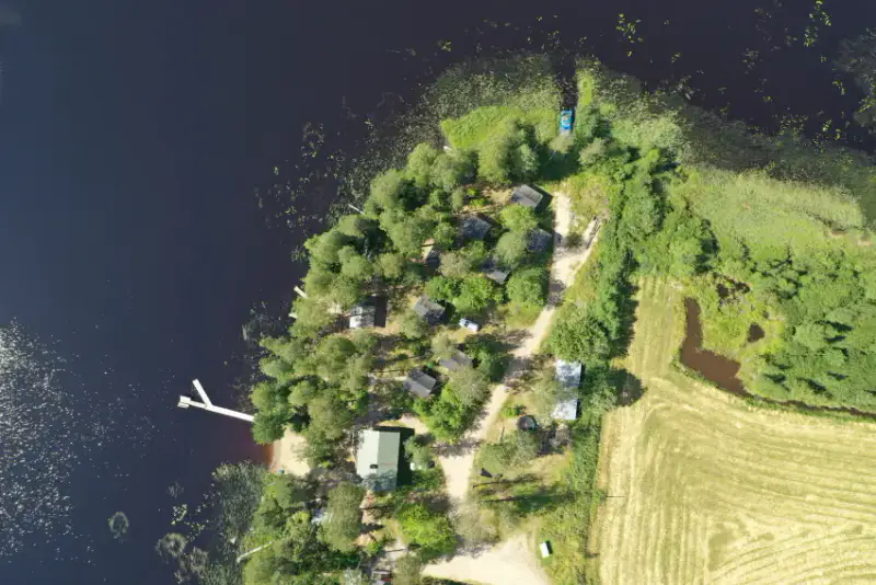 Village de mökkis sur plage de sable, lac Muurasjärvi — 2