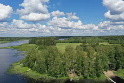 Village de mökkis sur plage de sable, lac Muurasjärvi — 1