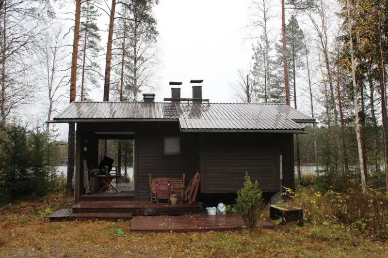 Chalet-sauna moderne (20 m², 2010), 5 384 m² et 64 m de rive privée sur le Ylä-Säyneinen — Polvijärvi, 24 km de Joensuu — 1