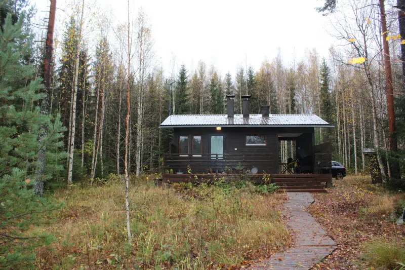 Chalet-sauna moderne (20 m², 2010), 5 384 m² et 64 m de rive privée sur le Ylä-Säyneinen — Polvijärvi, 24 km de Joensuu — 3
