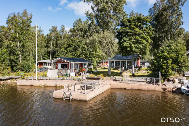 Chalet 1954 ~37 m² + bâtiment sauna, garage 3 voitures et ponton béton, rive mer privée — Meri-Pori / Pori — 1