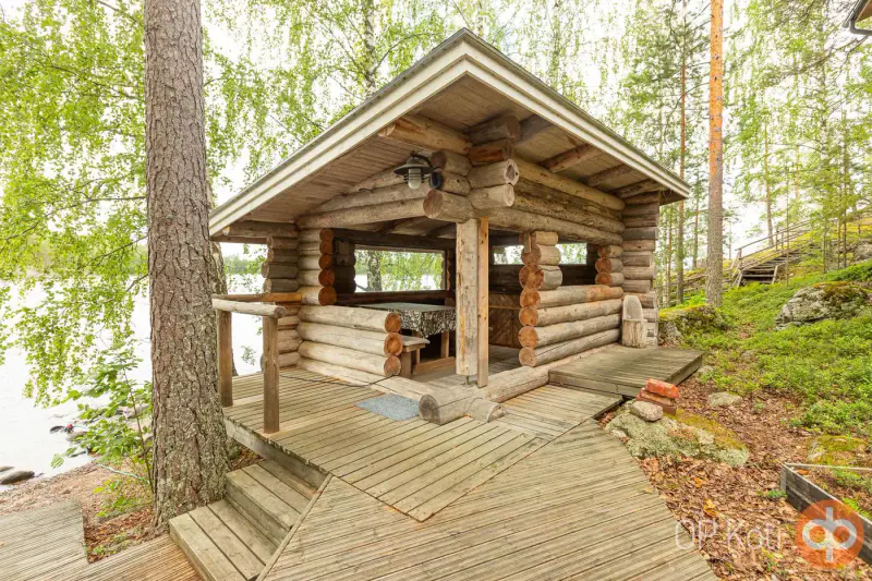 Deux mökki reliés par une terrasse (~73 m², 1975 + 2005) + sauna, 5 860 m² et rive privée rocheuse exposée ouest sur le Lietvesi (Saimaa) — Lintusalo / Puumala — 8