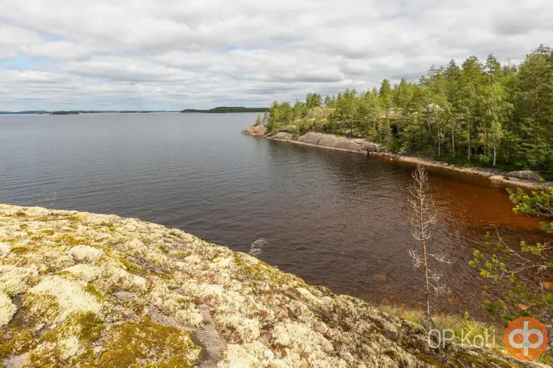 Deux mökki reliés par une terrasse (~73 m², 1975 + 2005) + sauna, 5 860 m² et rive privée rocheuse exposée ouest sur le Lietvesi (Saimaa) — Lintusalo / Puumala — 18