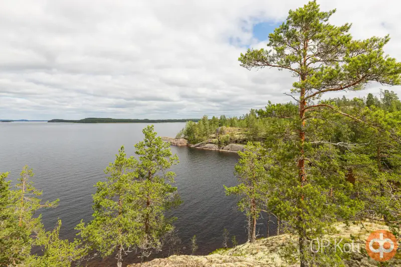 Deux mökki reliés par une terrasse (~73 m², 1975 + 2005) + sauna, 5 860 m² et rive privée rocheuse exposée ouest sur le Lietvesi (Saimaa) — Lintusalo / Puumala — 4