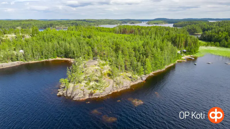 Deux mökki reliés par une terrasse (~73 m², 1975 + 2005) + sauna, 5 860 m² et rive privée rocheuse exposée ouest sur le Lietvesi (Saimaa) — Lintusalo / Puumala — 17