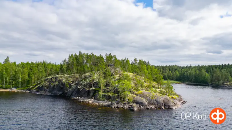 Deux mökki reliés par une terrasse (~73 m², 1975 + 2005) + sauna, 5 860 m² et rive privée rocheuse exposée ouest sur le Lietvesi (Saimaa) — Lintusalo / Puumala — 2