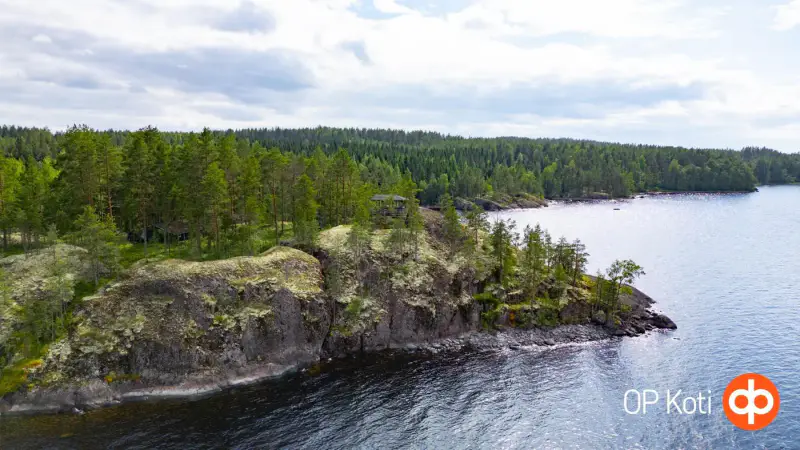 Deux mökki reliés par une terrasse (~73 m², 1975 + 2005) + sauna, 5 860 m² et rive privée rocheuse exposée ouest sur le Lietvesi (Saimaa) — Lintusalo / Puumala — 3