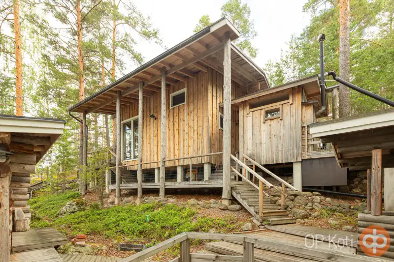 Deux mökki reliés par une terrasse (~73 m², 1975 + 2005) + sauna, 5 860 m² et rive privée rocheuse exposée ouest sur le Lietvesi (Saimaa) — Lintusalo / Puumala — 5