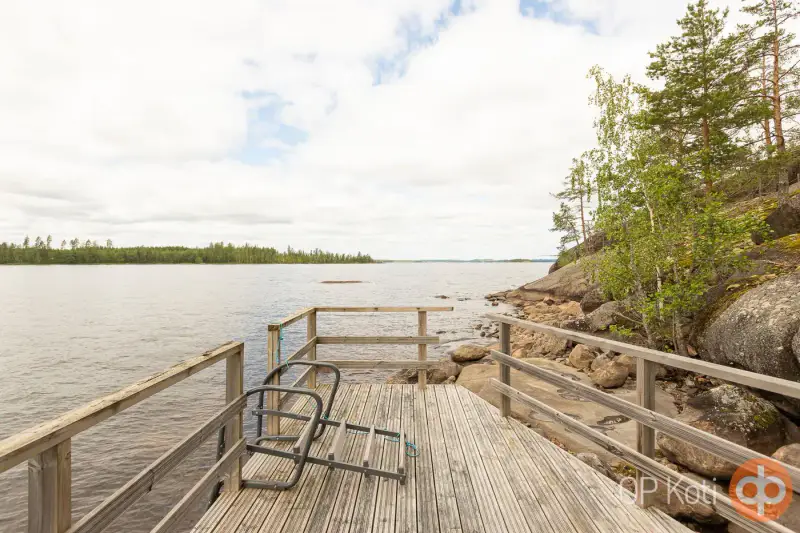 Deux mökki reliés par une terrasse (~73 m², 1975 + 2005) + sauna, 5 860 m² et rive privée rocheuse exposée ouest sur le Lietvesi (Saimaa) — Lintusalo / Puumala — 6