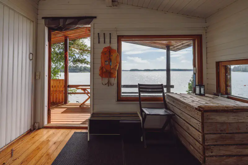 Mökki en rondins ~50 m² (1972) + sauna de rive, île de Svedjeholmen, 7 500 m² et rive mer privée, accès en bateau — Tammisaari / Raasepori — 15