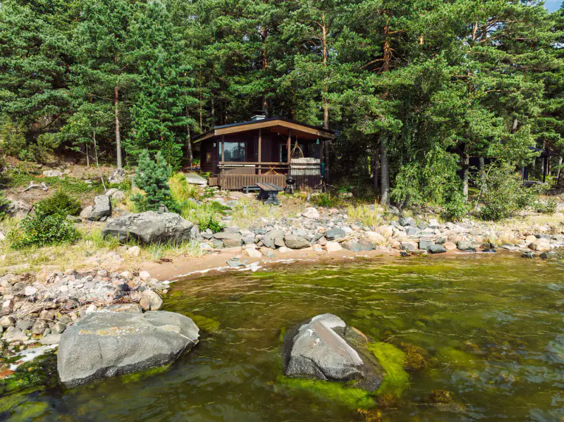 Mökki en rondins ~50 m² (1972) + sauna de rive, île de Svedjeholmen, 7 500 m² et rive mer privée, accès en bateau — Tammisaari / Raasepori — 5