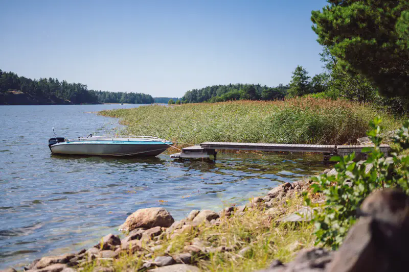 Mökki en rondins ~50 m² (1972) + sauna de rive, île de Svedjeholmen, 7 500 m² et rive mer privée, accès en bateau — Tammisaari / Raasepori — 10