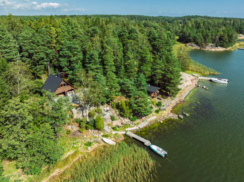 Mökki en rondins ~50 m² (1972) + sauna de rive, île de Svedjeholmen, 7 500 m² et rive mer privée, accès en bateau — Tammisaari / Raasepori — 3