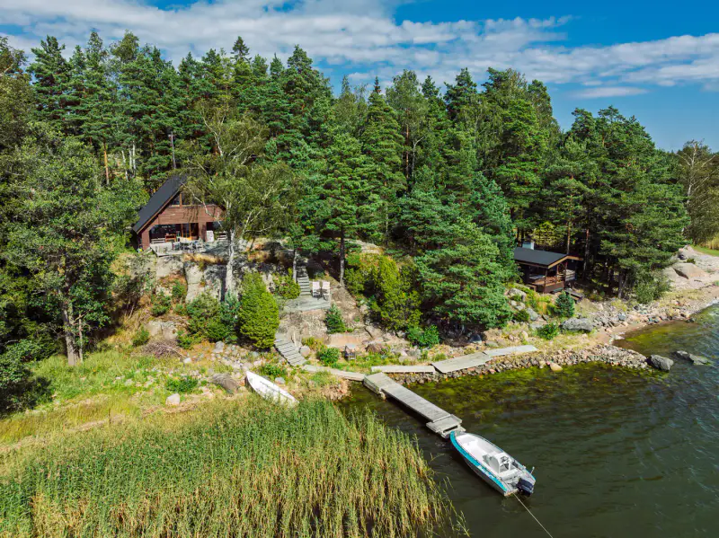 Mökki en rondins ~50 m² (1972) + sauna de rive, île de Svedjeholmen, 7 500 m² et rive mer privée, accès en bateau — Tammisaari / Raasepori — 4