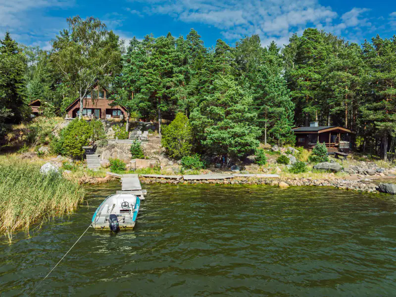 Mökki en rondins ~50 m² (1972) + sauna de rive, île de Svedjeholmen, 7 500 m² et rive mer privée, accès en bateau — Tammisaari / Raasepori — 2