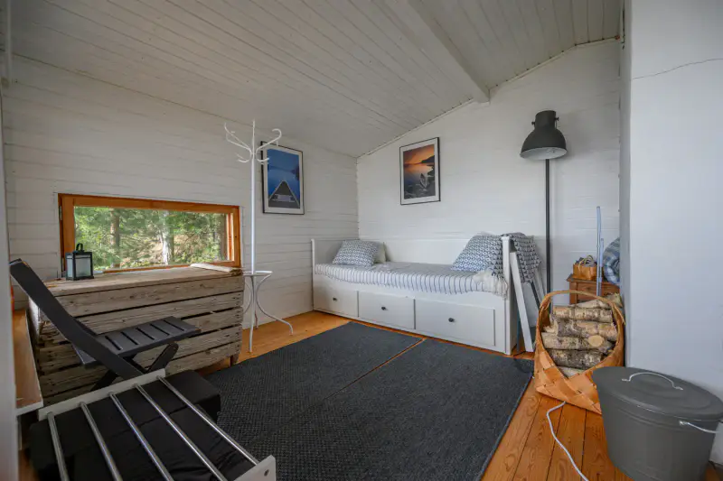 Mökki en rondins ~50 m² (1972) + sauna de rive, île de Svedjeholmen, 7 500 m² et rive mer privée, accès en bateau — Tammisaari / Raasepori — 14