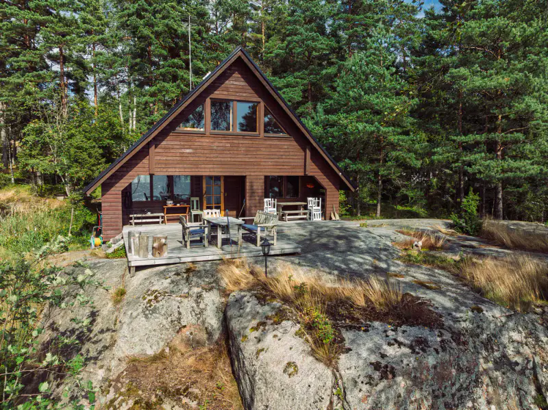 Mökki en rondins ~50 m² (1972) + sauna de rive, île de Svedjeholmen, 7 500 m² et rive mer privée, accès en bateau — Tammisaari / Raasepori — 8