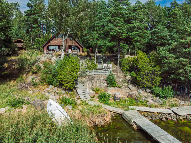 Mökki en rondins ~50 m² (1972) + sauna de rive, île de Svedjeholmen, 7 500 m² et rive mer privée, accès en bateau — Tammisaari / Raasepori — 7