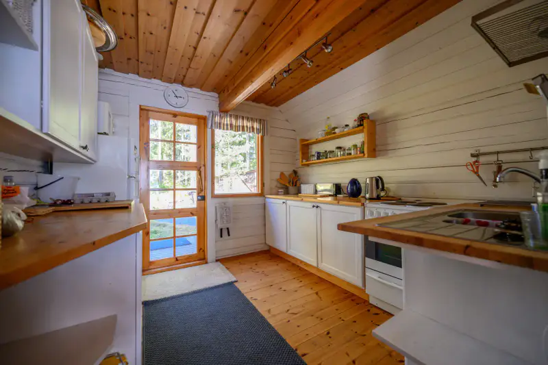 Mökki en rondins ~50 m² (1972) + sauna de rive, île de Svedjeholmen, 7 500 m² et rive mer privée, accès en bateau — Tammisaari / Raasepori — 16