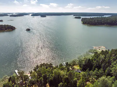 Mökki en rondins ~50 m² (1972) + sauna de rive, île de Svedjeholmen, 7 500 m² et rive mer privée, accès en bateau — Tammisaari / Raasepori — 1