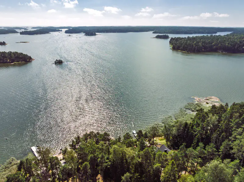 Mökki en rondins ~50 m² (1972) + sauna de rive, île de Svedjeholmen, 7 500 m² et rive mer privée, accès en bateau — Tammisaari / Raasepori — 1