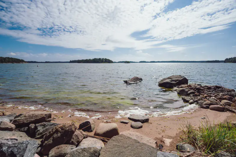 Mökki en rondins ~50 m² (1972) + sauna de rive, île de Svedjeholmen, 7 500 m² et rive mer privée, accès en bateau — Tammisaari / Raasepori — 9