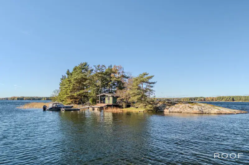 Île privée entière de 2 400 m² avec chalet ~52 m² (1977) — Norrgrund, archipel de Tammisaari — 1