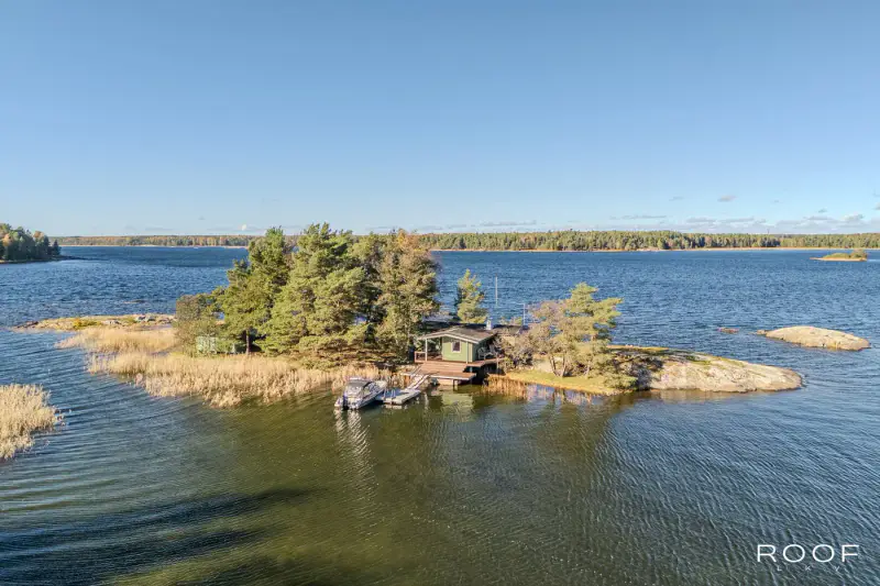 Île privée entière de 2 400 m² avec chalet ~52 m² (1977) — Norrgrund, archipel de Tammisaari — 2