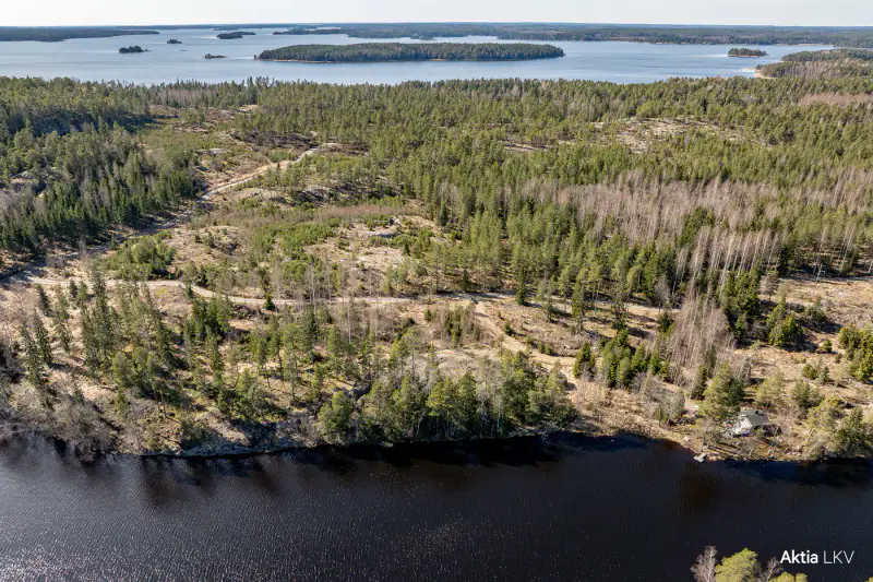 Domaine forêt et rive 12,86 ha, 440 m sur le Långträsket + bâtiment-sauna 18 m² (1992) — Kårböle, Bromarv / Raasepori — 9