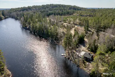 Domaine forêt et rive 12,86 ha, 440 m sur le Långträsket + bâtiment-sauna 18 m² (1992) — Kårböle, Bromarv / Raasepori — 1