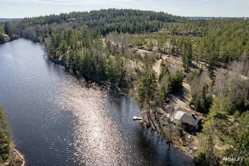 Domaine forêt et rive 12,86 ha, 440 m sur le Långträsket + bâtiment-sauna 18 m² (1992) — Kårböle, Bromarv / Raasepori — 1