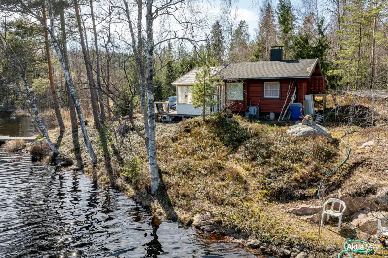 Domaine forêt et rive 12,86 ha, 440 m sur le Långträsket + bâtiment-sauna 18 m² (1992) — Kårböle, Bromarv / Raasepori — 2