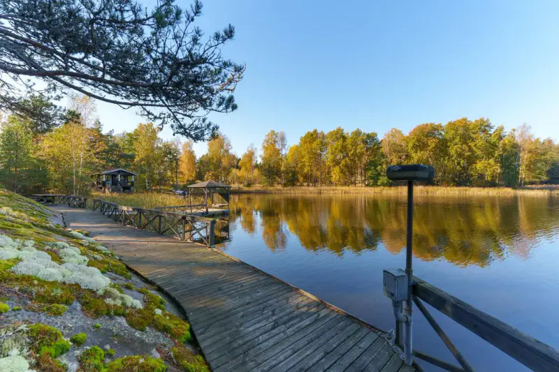 Villa de loisirs ~80 m² (1961, rénovée 2006) + sauna de rive, 6 685 m² et rive mer privée — Tammisaari / Raasepori — 2
