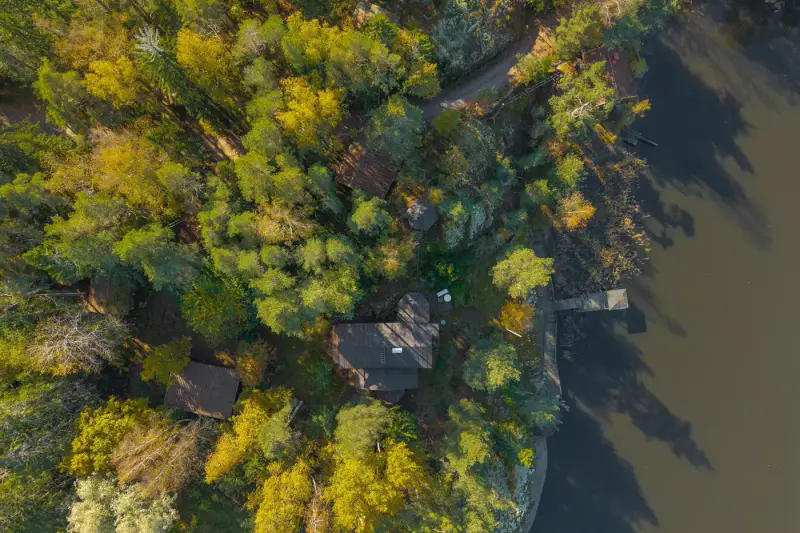 Villa de loisirs ~80 m² (1961, rénovée 2006) + sauna de rive, 6 685 m² et rive mer privée — Tammisaari / Raasepori — 1