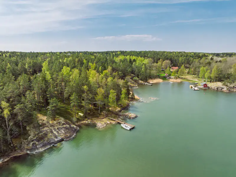 Hirsihuvila ~55 m² + maison d’amis et rantasauna, ~2,75 ha et rive mer — Älgö / Raasepori — 17