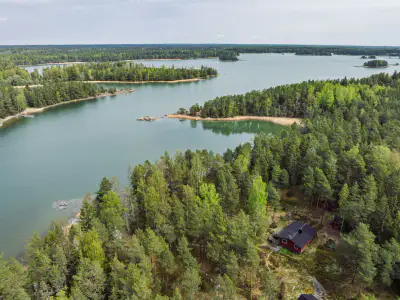 Hirsihuvila ~55 m² + maison d’amis et rantasauna, ~2,75 ha et rive mer — Älgö / Raasepori — 1