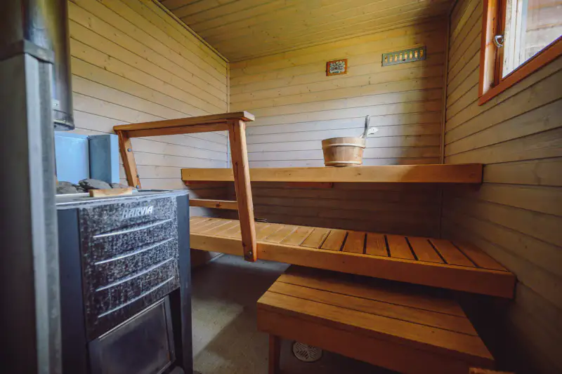 Hirsihuvila ~55 m² + maison d’amis et rantasauna, ~2,75 ha et rive mer — Älgö / Raasepori — 9