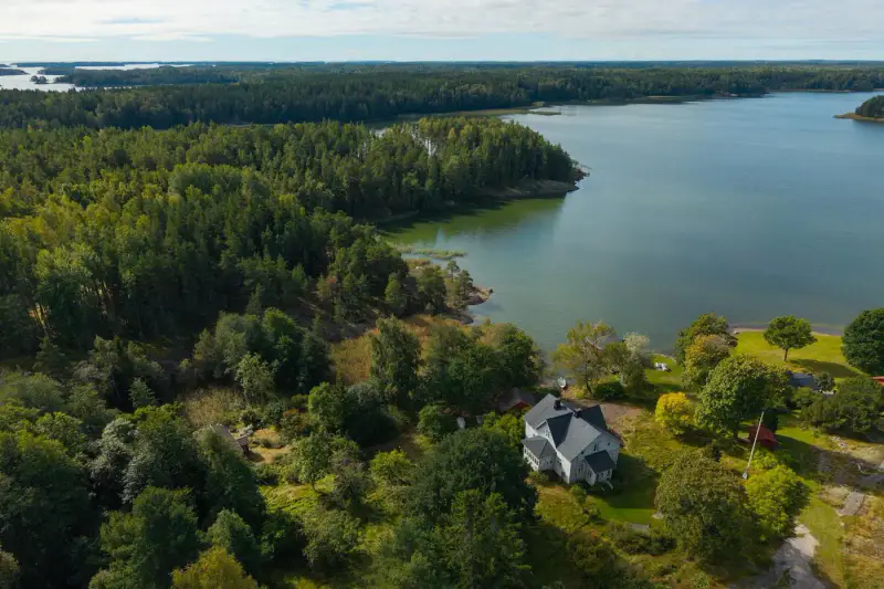 Ferme archipel ~120 m² (1915) + Lillstugan, 5,4 ha, Kivholmsfjärden — Norra Tvisäcken / Tammisaari — 2