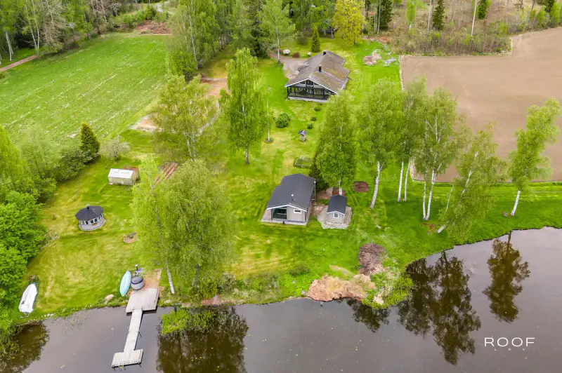 Hirsi omakotitalo ~161 m² (1990/2012) + rantasauna + vierasmökki, 1,98 ha, Gennarbyviken — Tammisaari — 1