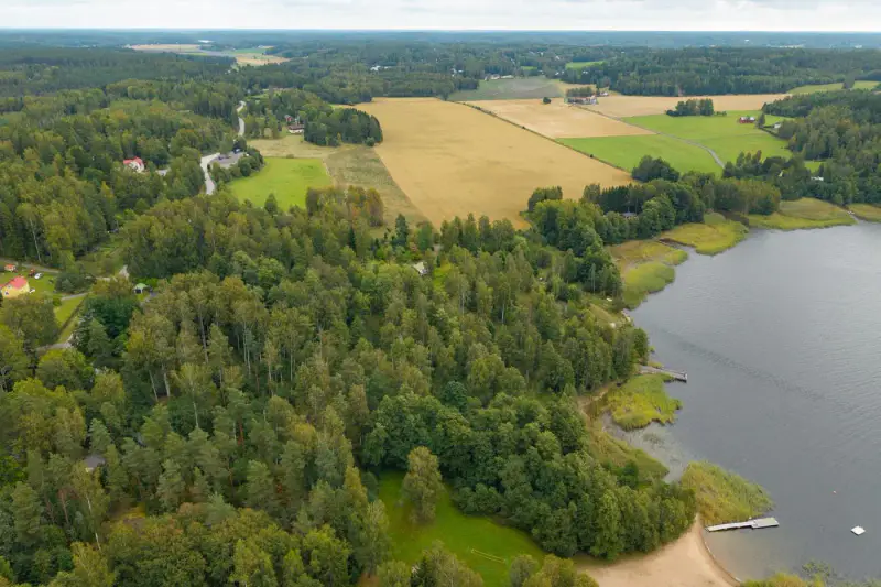Terrain loisirs ~2,49 ha, rive sud Vikstrandsviken (~110 m), permis 2025 — Tenhola / Raasepori — 13