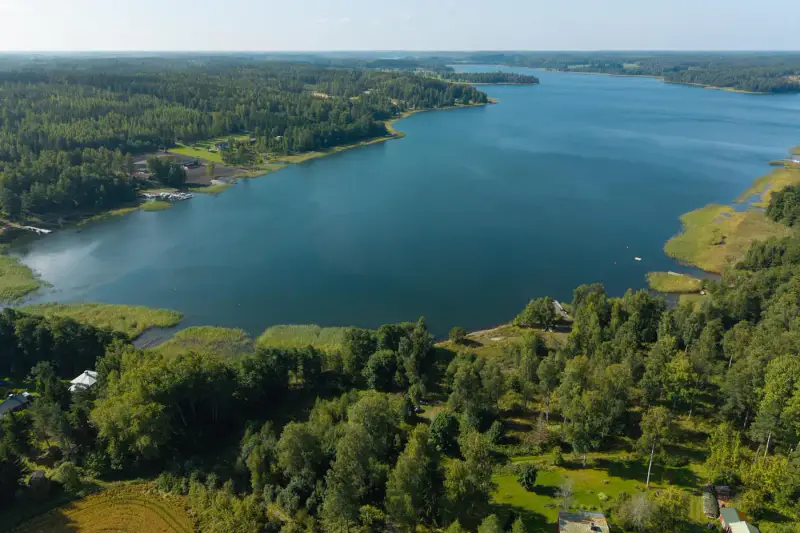 Terrain loisirs ~2,49 ha, rive sud Vikstrandsviken (~110 m), permis 2025 — Tenhola / Raasepori — 11